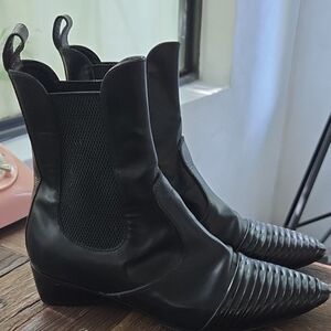Louis Vuitton Black Leather Ribbed Boots